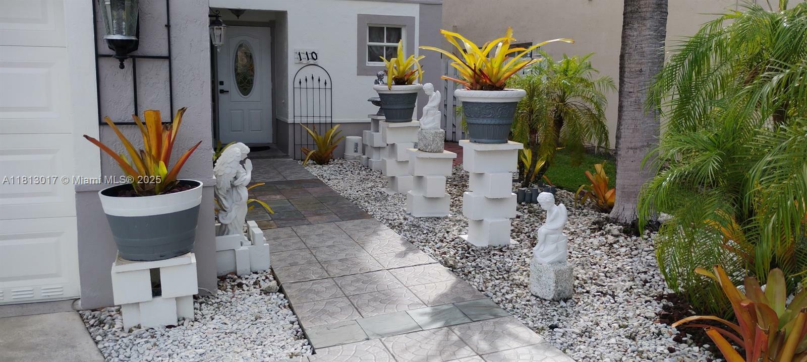Property Photo: 110 E Riverbend Dr FL 33326