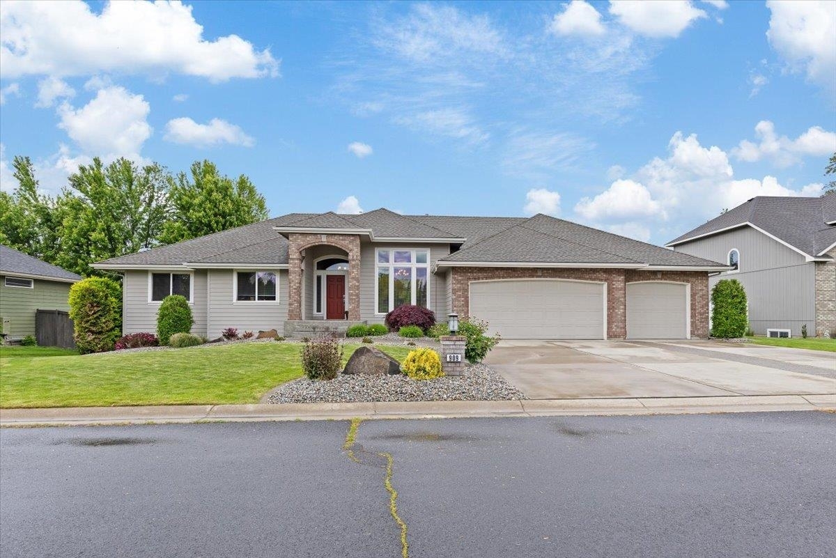 Property Photo: 909 E Golden Ct WA 99208