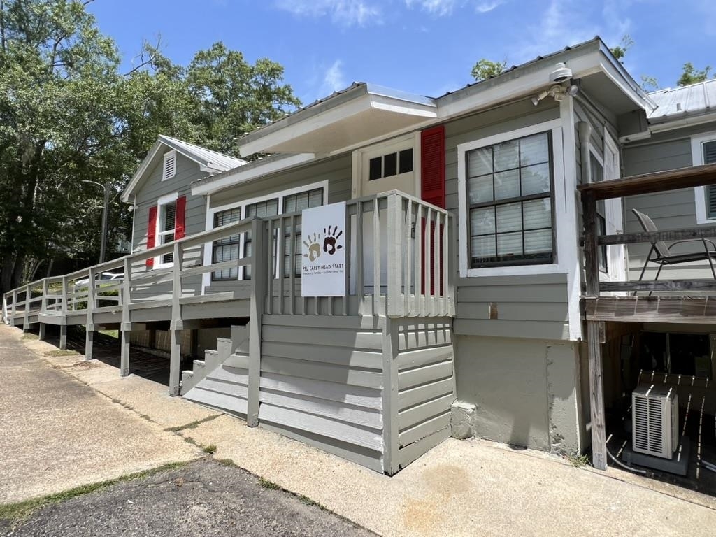 Property Photo: 343 E King Street FL 32351