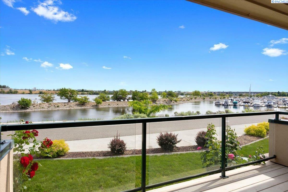 Property Photo: 300 Columbia Point Drive H-129 WA 99352