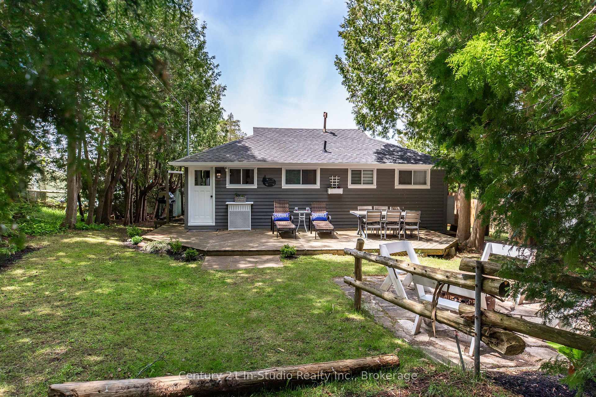 Property Photo: 6 Fergus Avenue ON N0H 2G0