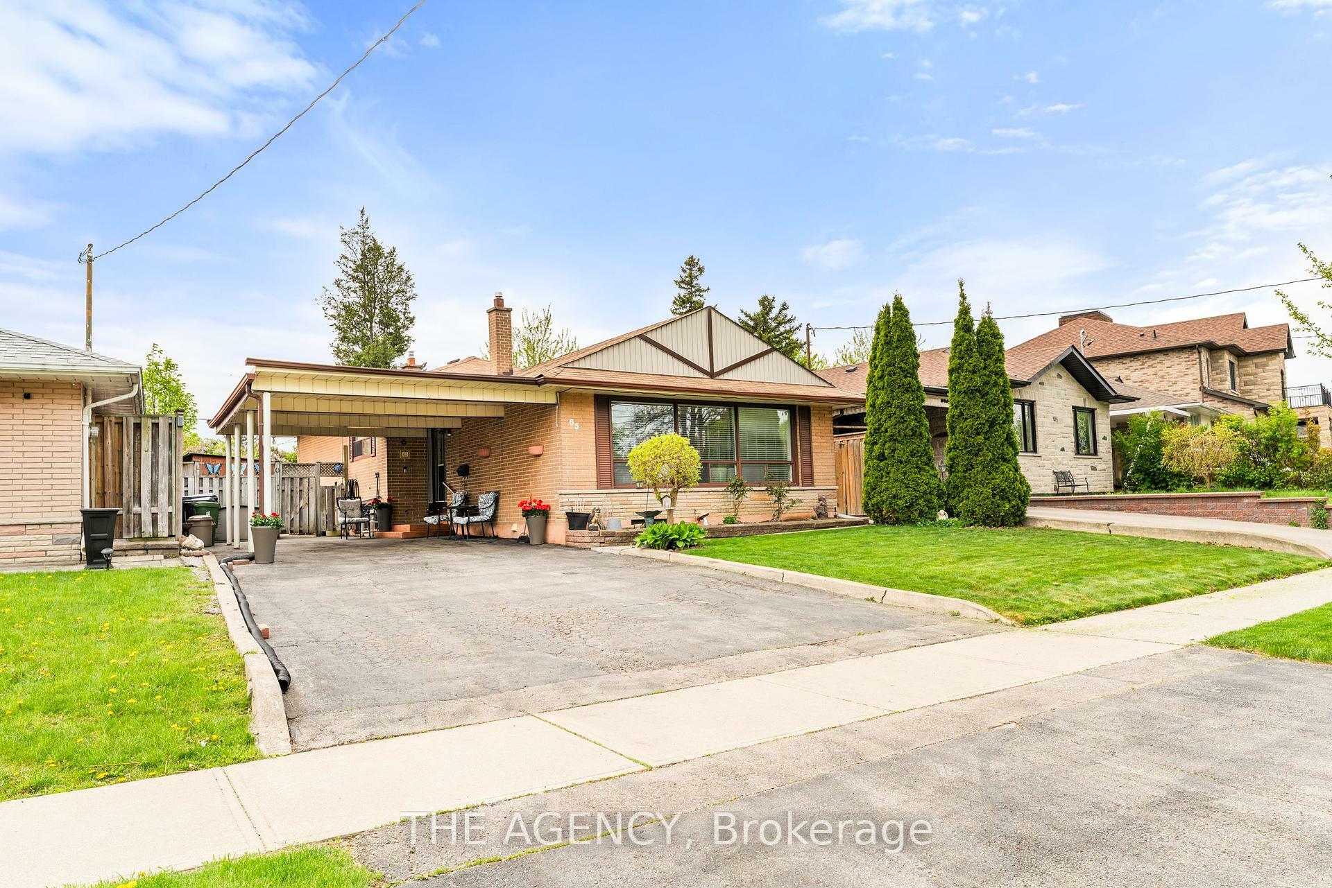 Photo de la propriété: 65 Barkwin Drive ON M9V 2W5