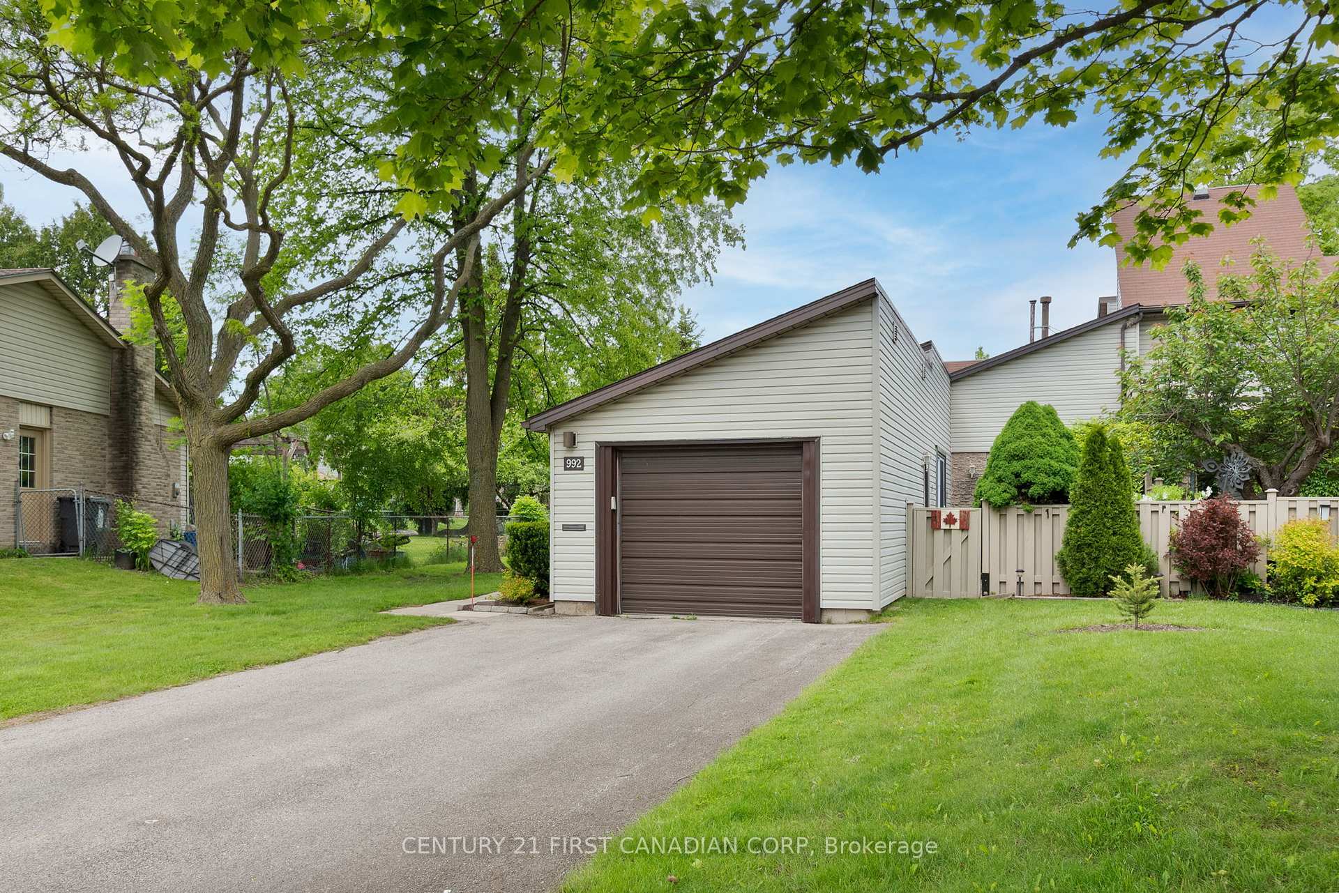Property Photo: 992 Farnham Road ON N6K 1S1