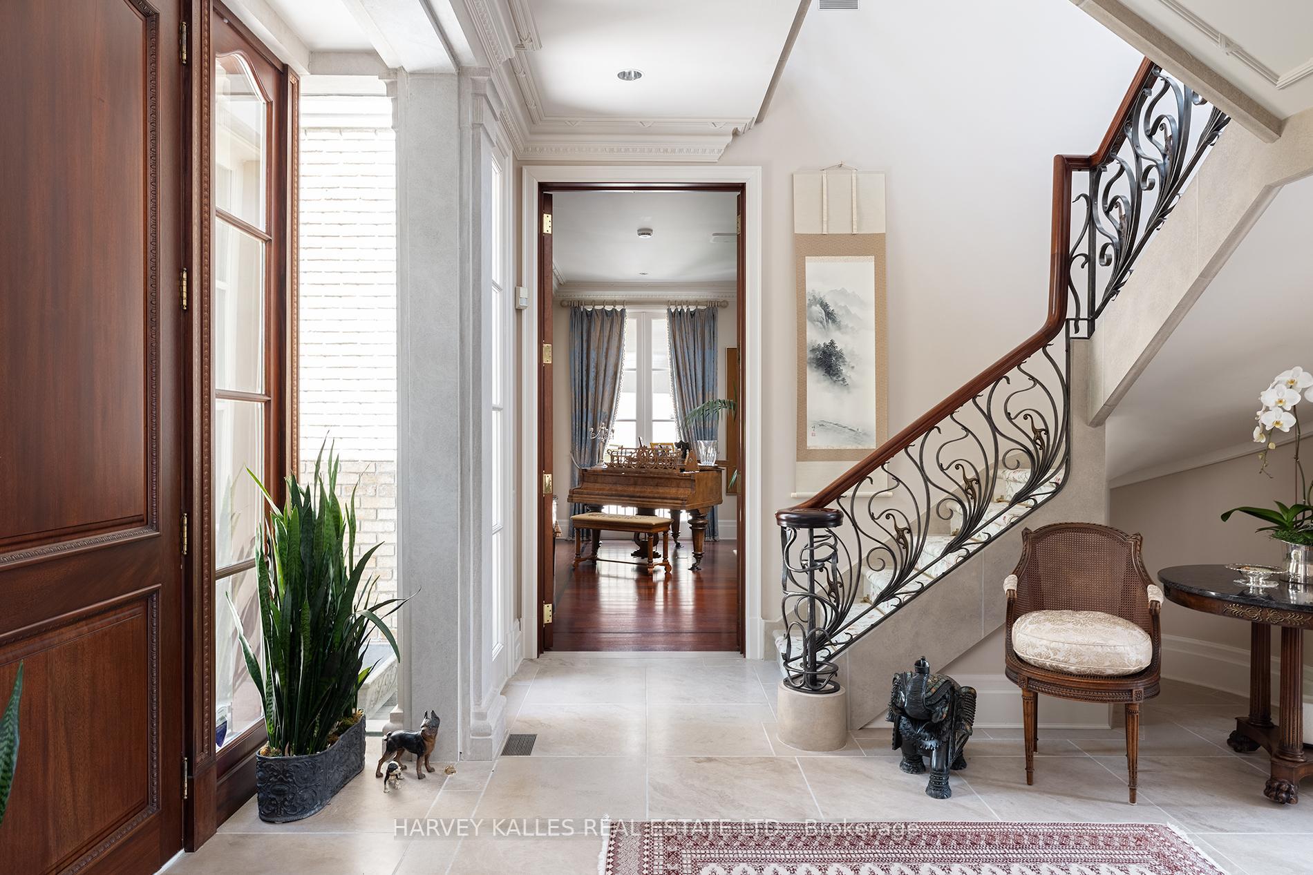 Property Photo: 173 Dunvegan Road ON M5P 2P1