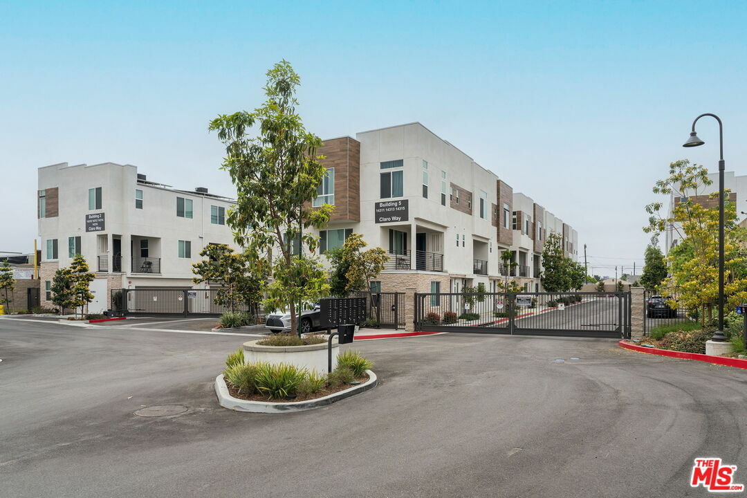 Property Photo: 14320 Claro Way CA 90249