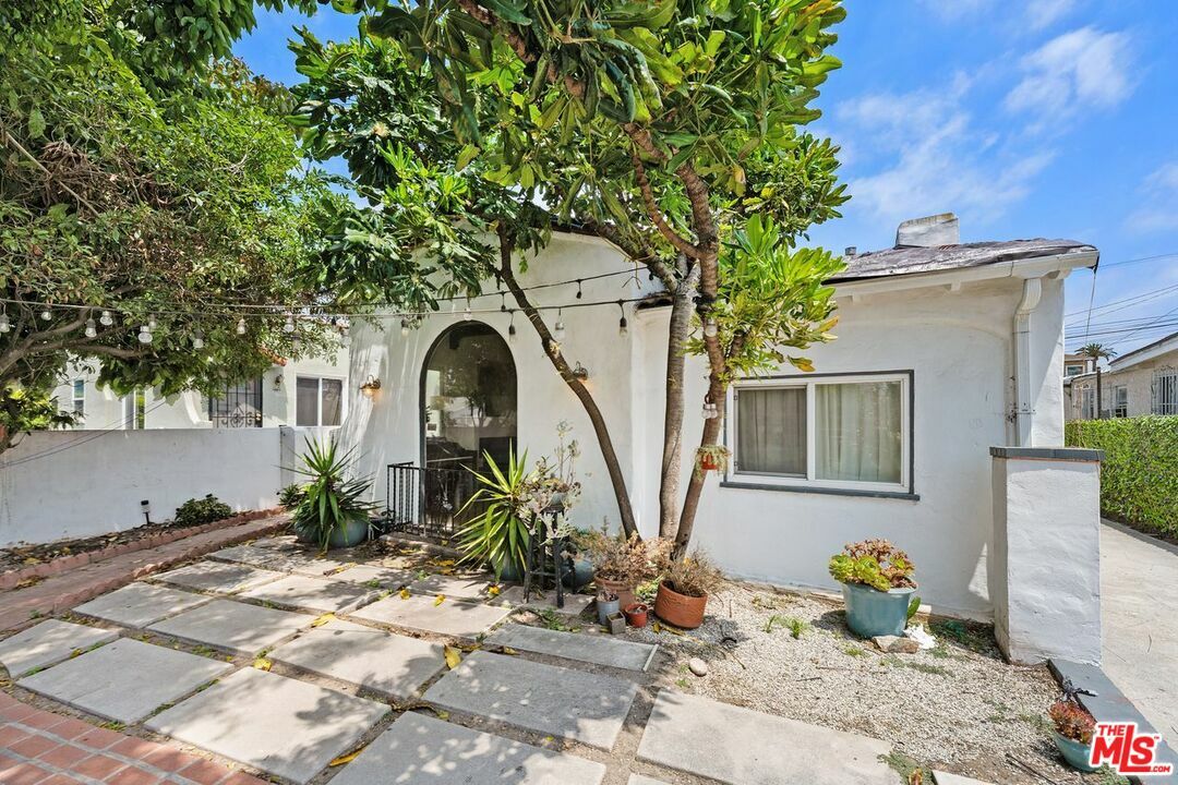 Property Photo: 2736 S Cloverdale Ave CA 90016
