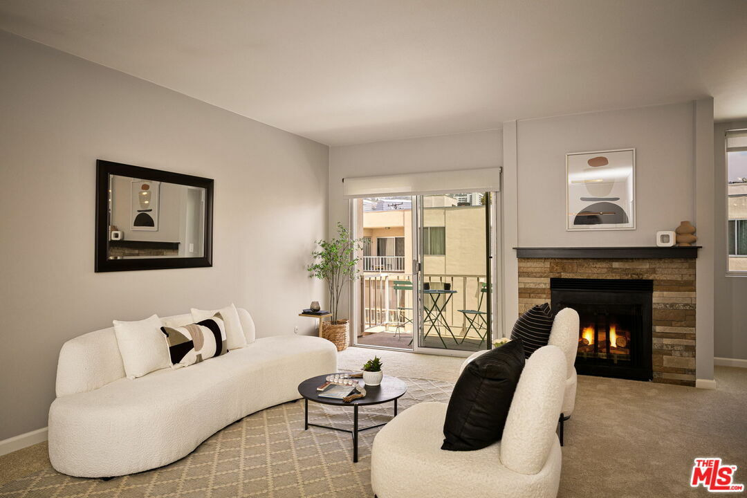 927 N Kings Rd  West Hollywood CA 90069 photo