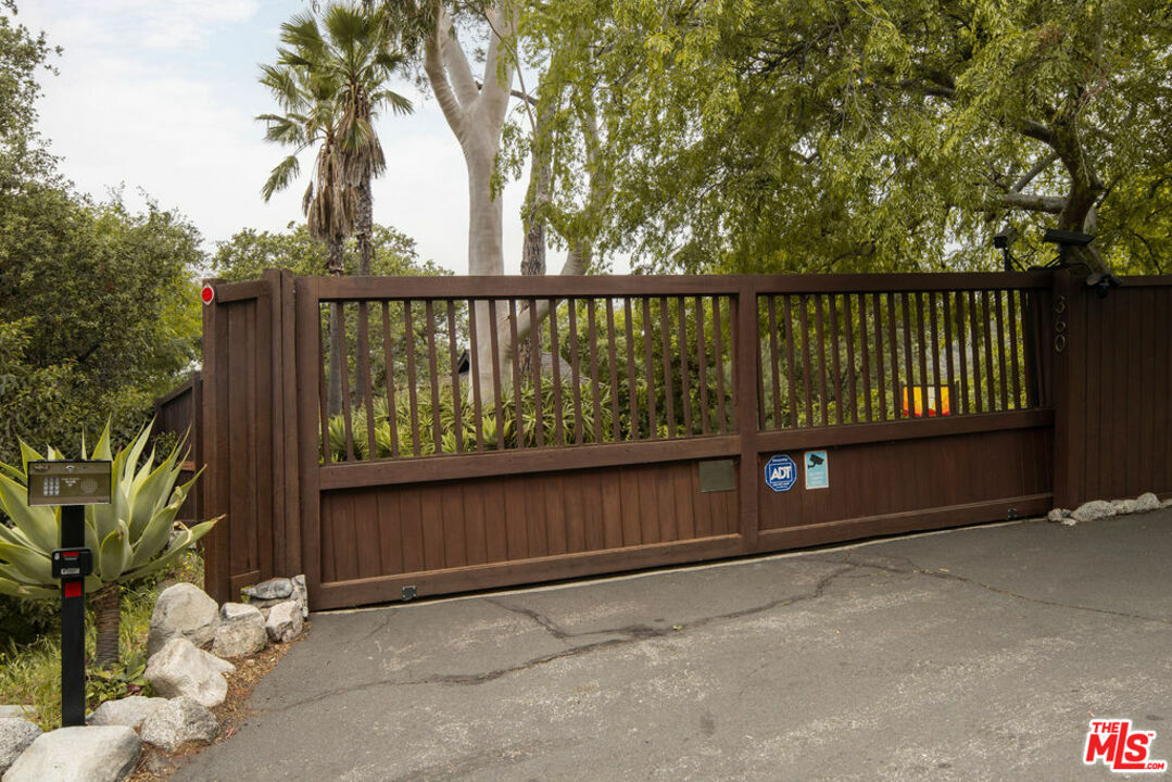 Property Photo:  360 Edwards Pl  CA 91206 