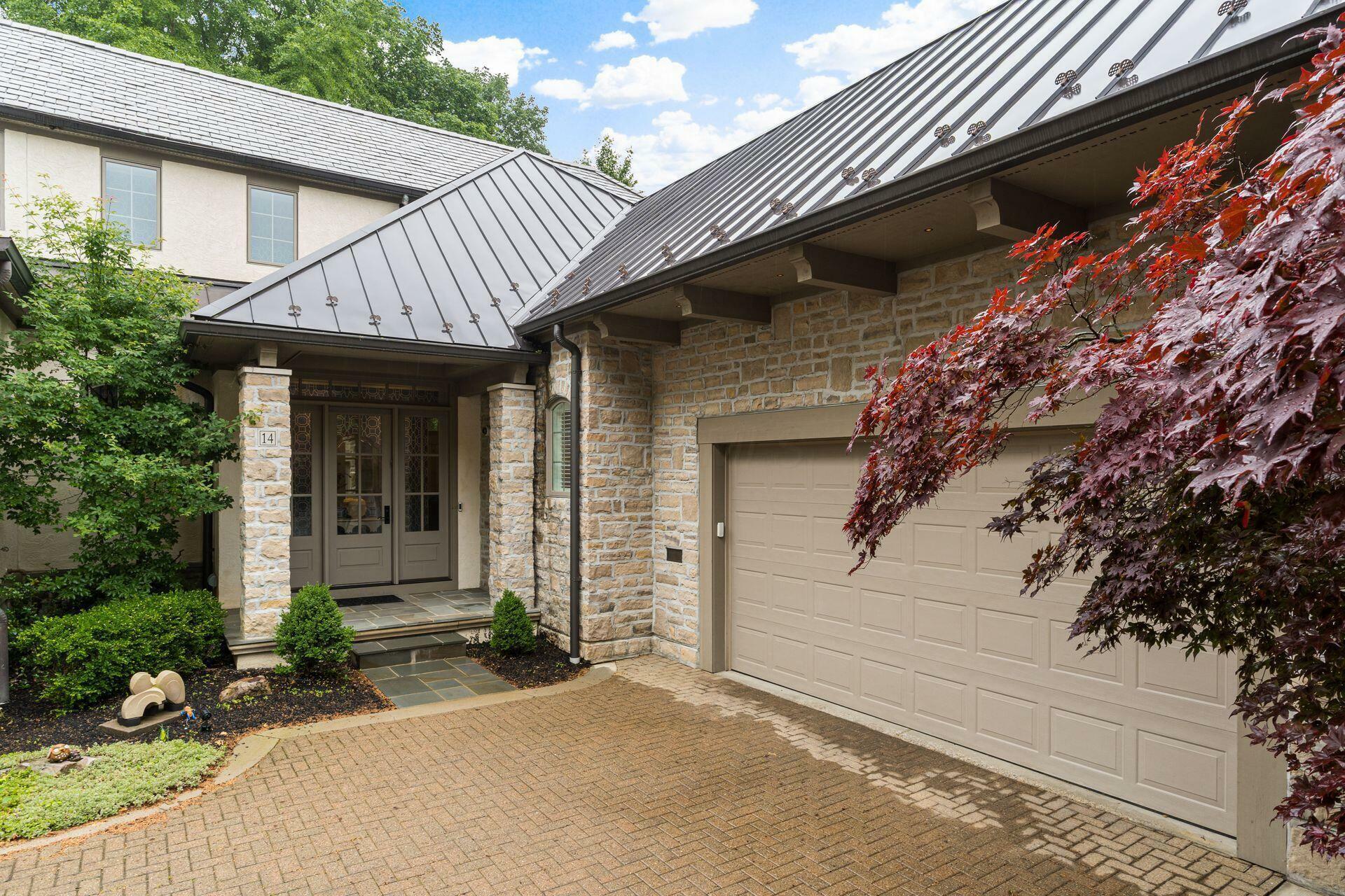 Property Photo: 14 Lyonsgate Road OH 43209