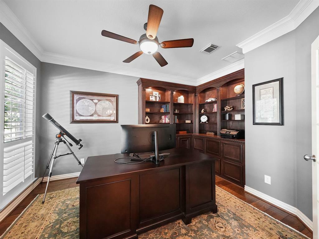 Property Photo: 10 Barlow Court TX 77382