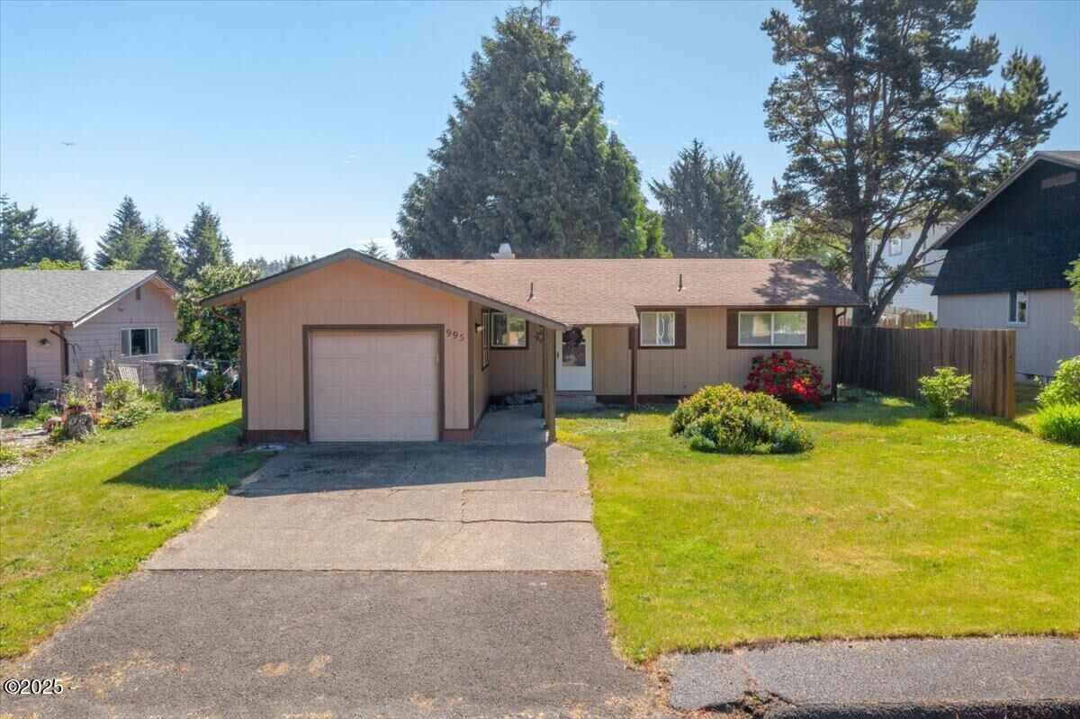 Property Photo: 995 SE Rolph Court OR 97394