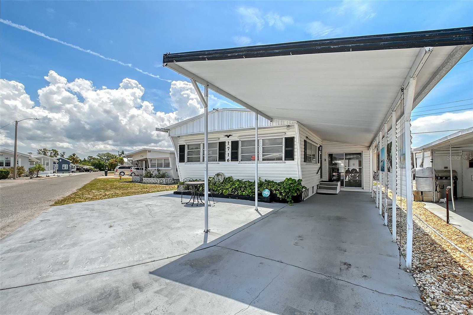 Property Photo: 1716 Indiana Avenue FL 34207