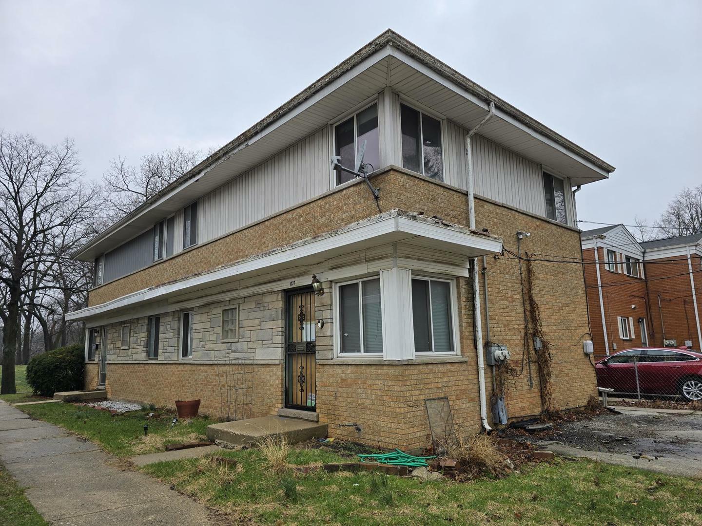 Property Photo:  1737 McDaniel Avenue B  IL 60201 