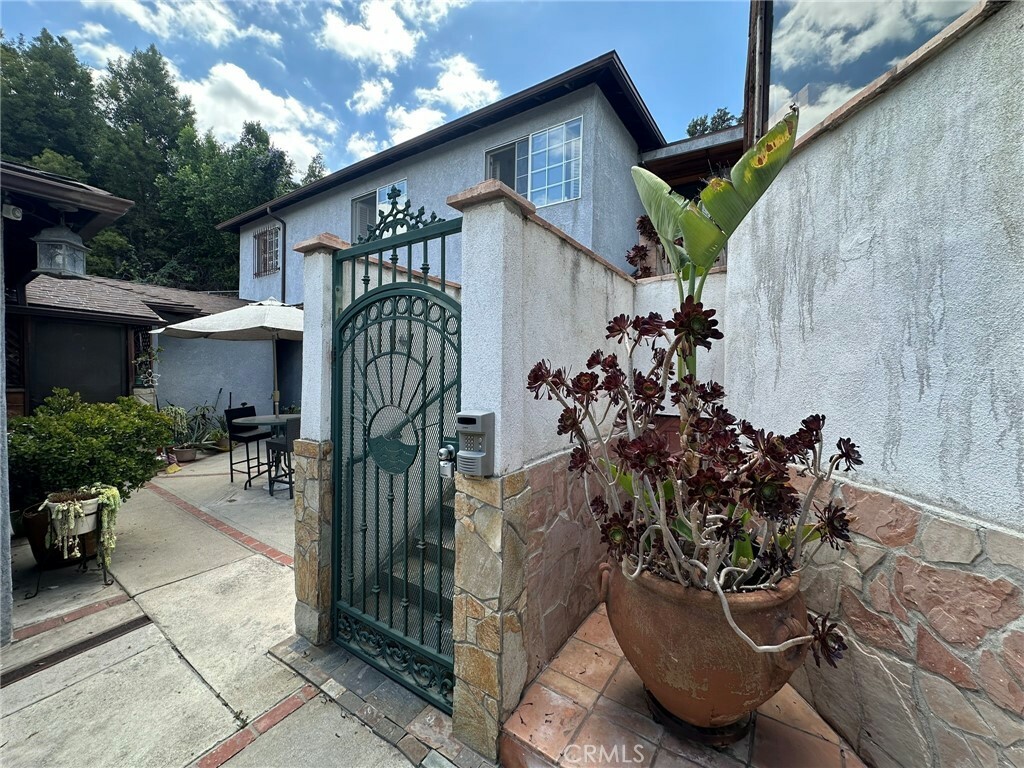 Property Photo: 2260 Cazador Drive CA 90065