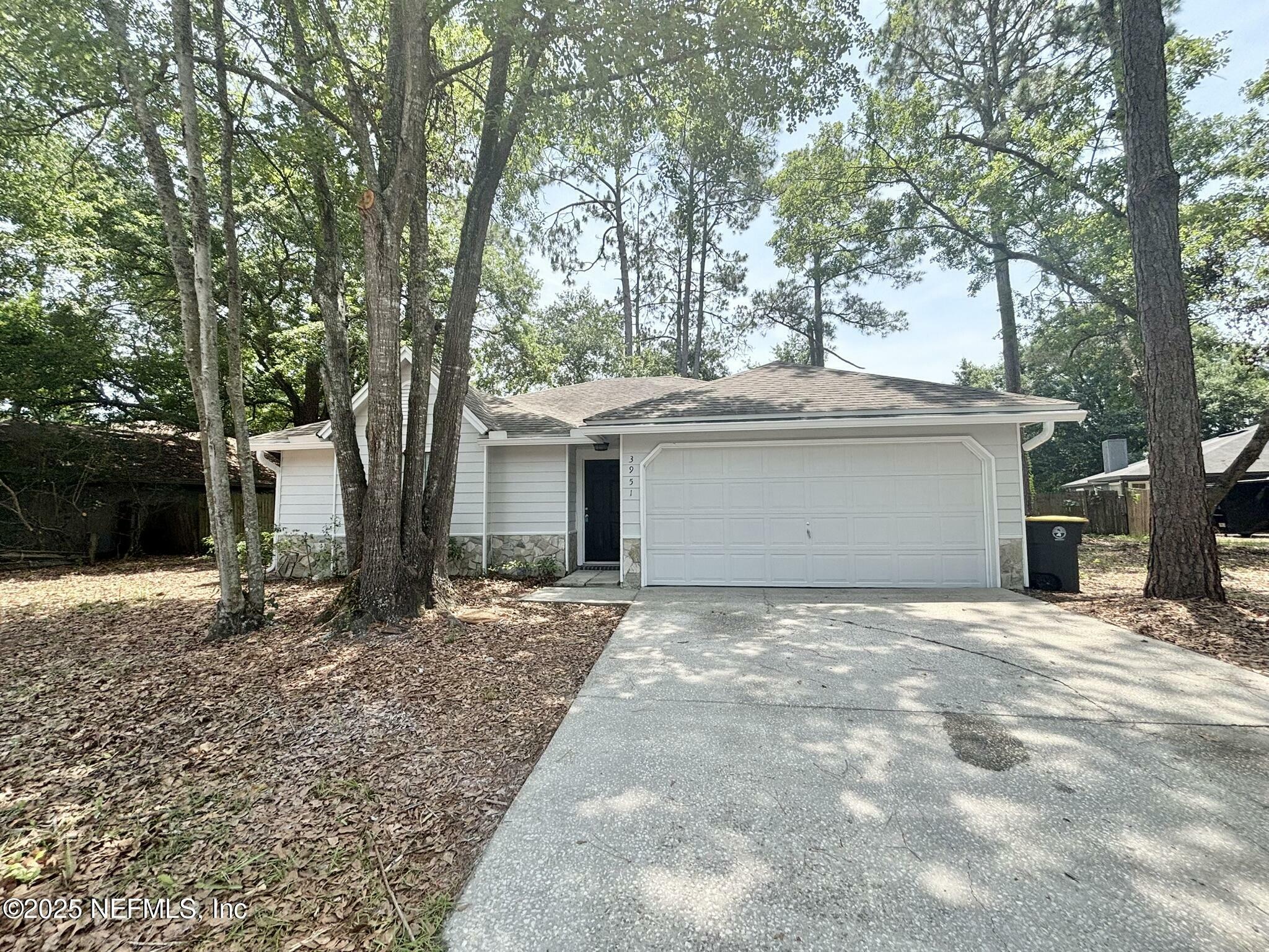 Property Photo: 3951 Hunters Lake Circle W FL 32210