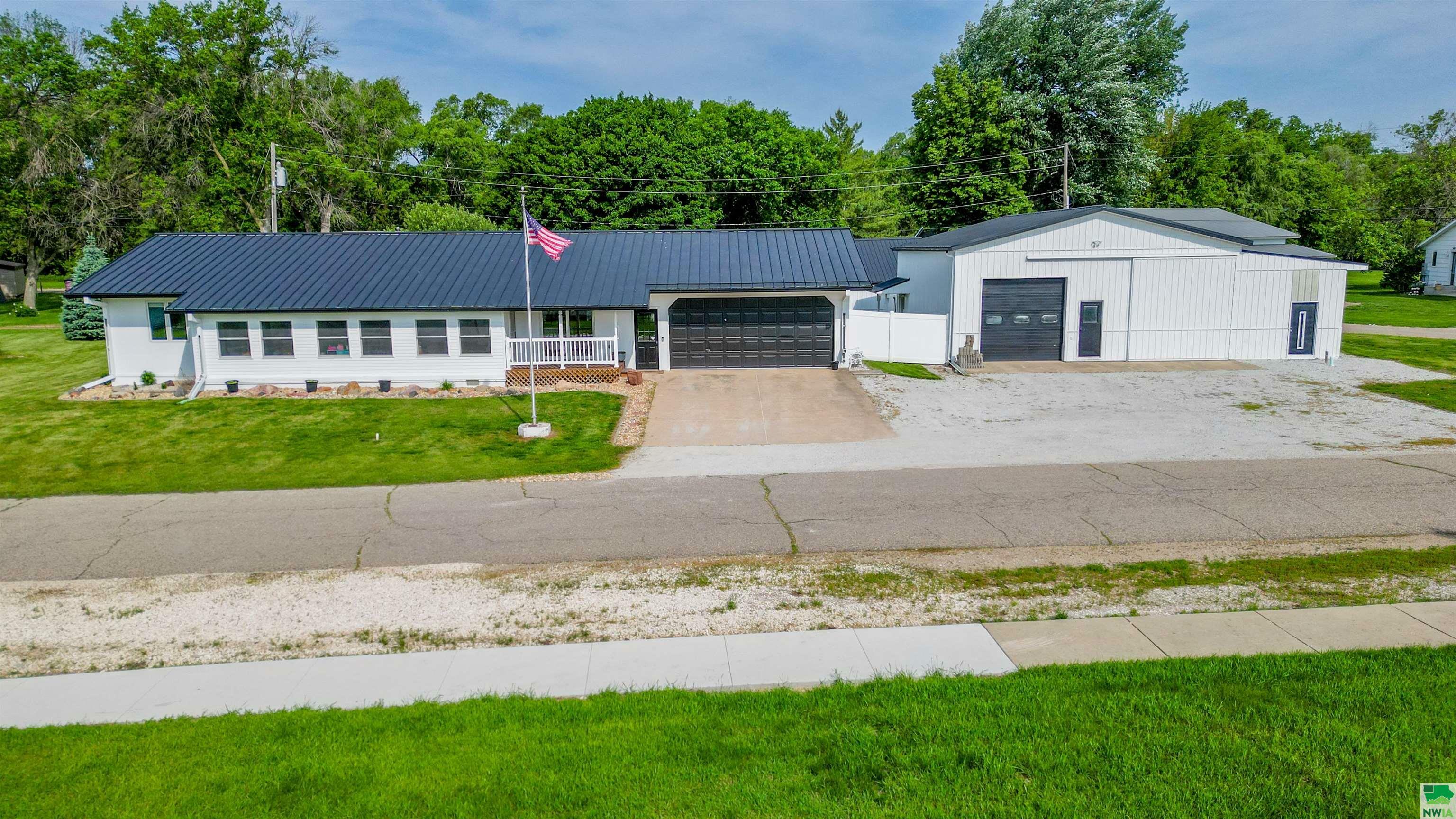 Property Photo: 409 Elizabeth Blvd IA 51004