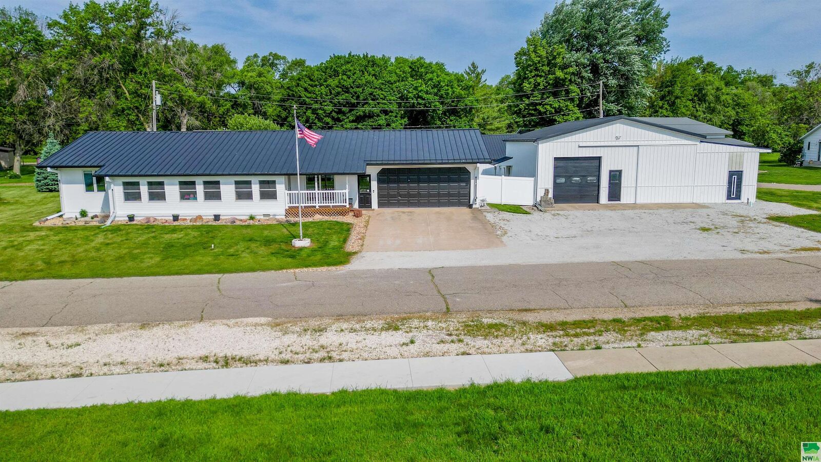 Property Photo: 409 Elizabeth Blvd IA 51004