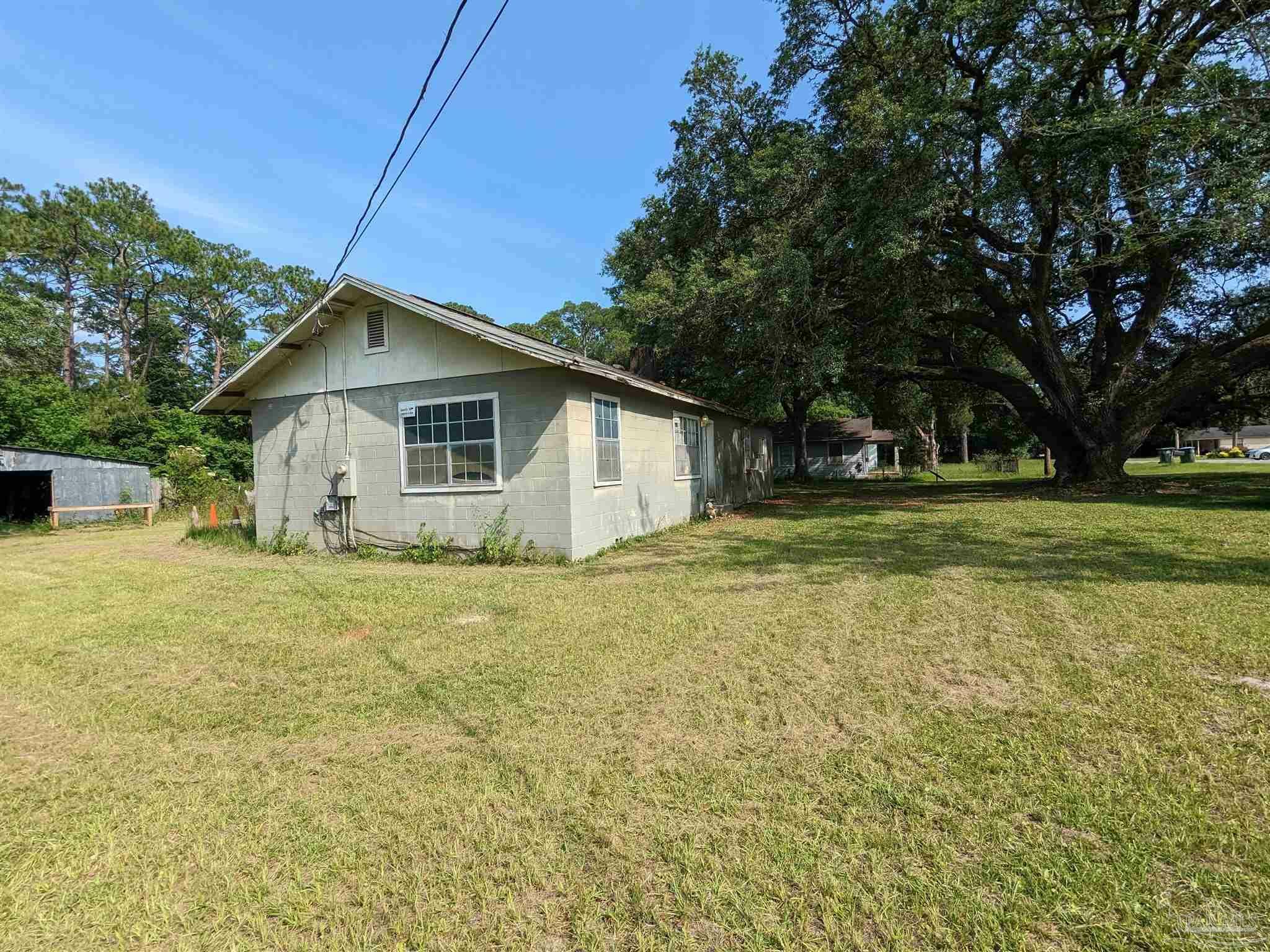 Property Photo: 2430 Dog Track Rd FL 32507