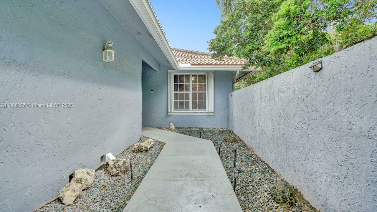 Property Photo: 2092 Island Cir FL 33326