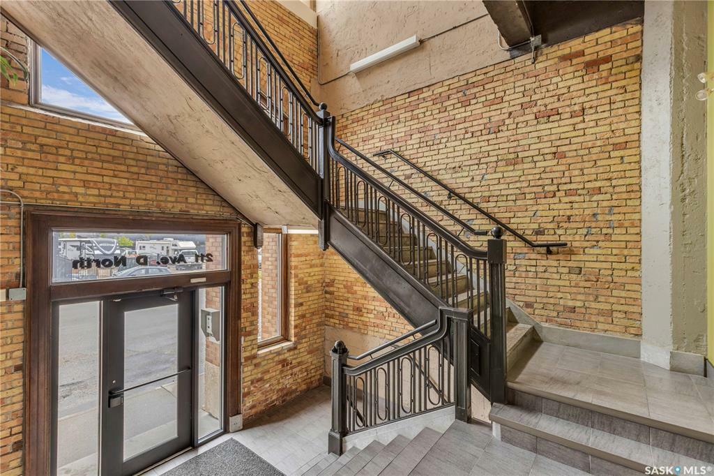 Property Photo: 211 D Avenue N 404 SK S7L 1M7