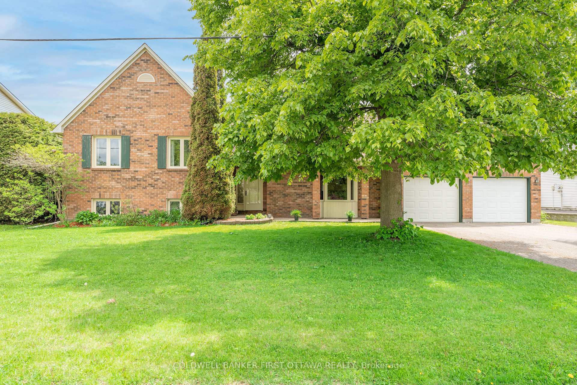 Property Photo: 8 Lachaine Street SW ON K0A 1W0
