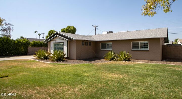 Property Photo: 8632 E Thornwood Drive AZ 85251