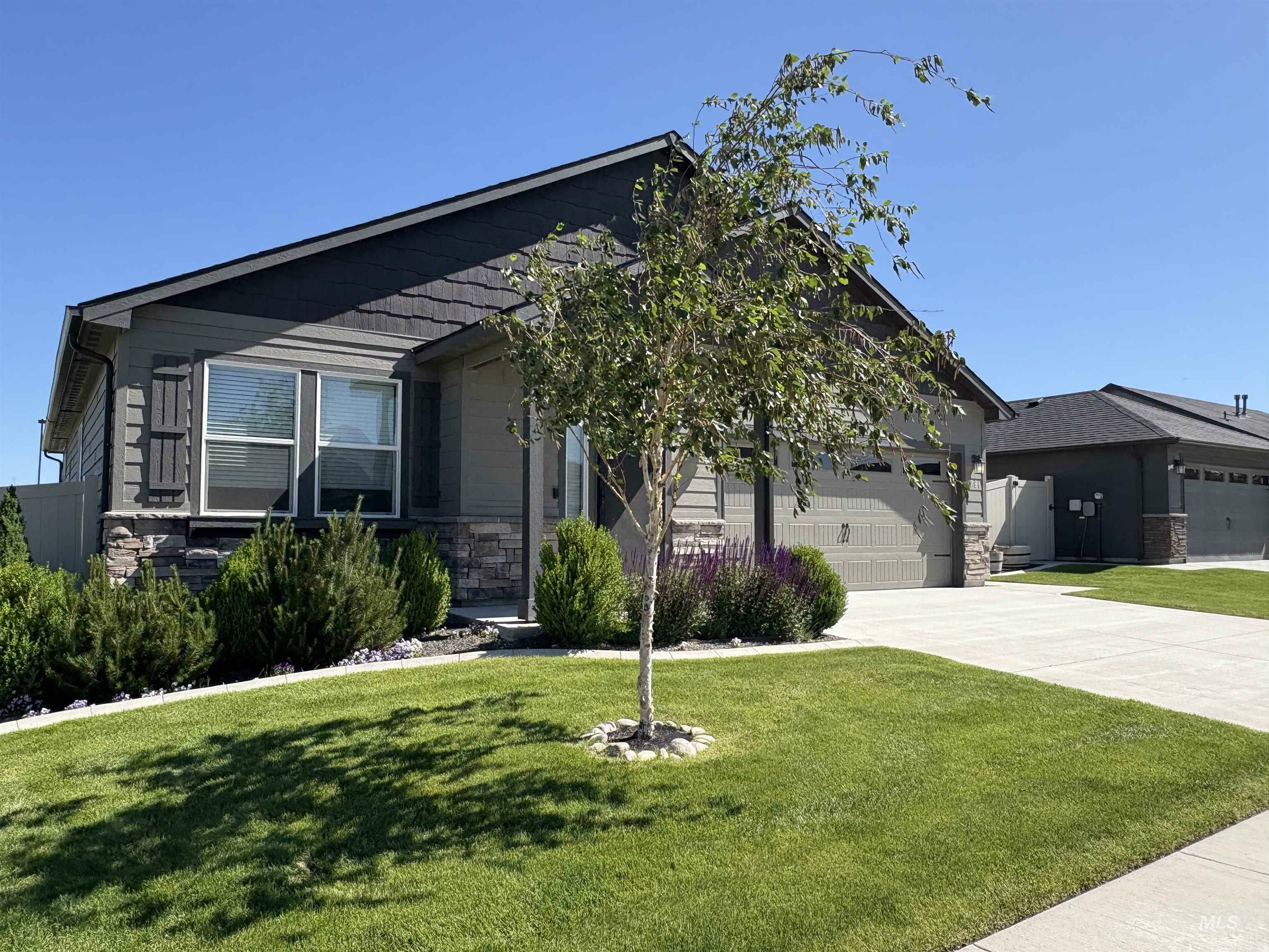 Property Photo:  1786 E Cave Falls St  ID 83634-2568 