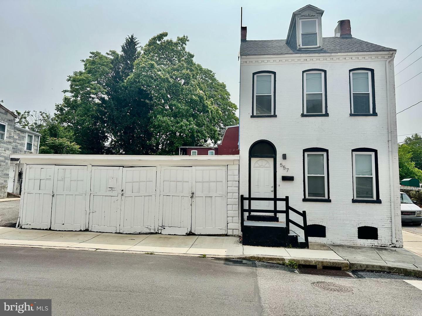 Property Photo: 509 E Strawberry Street PA 17602