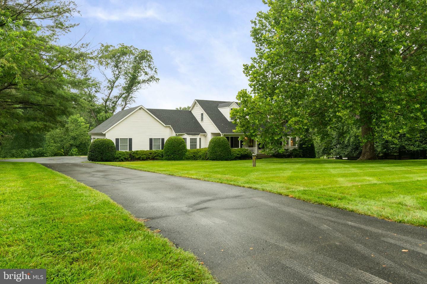 Property Photo: 36983 Philomont Road VA 20132