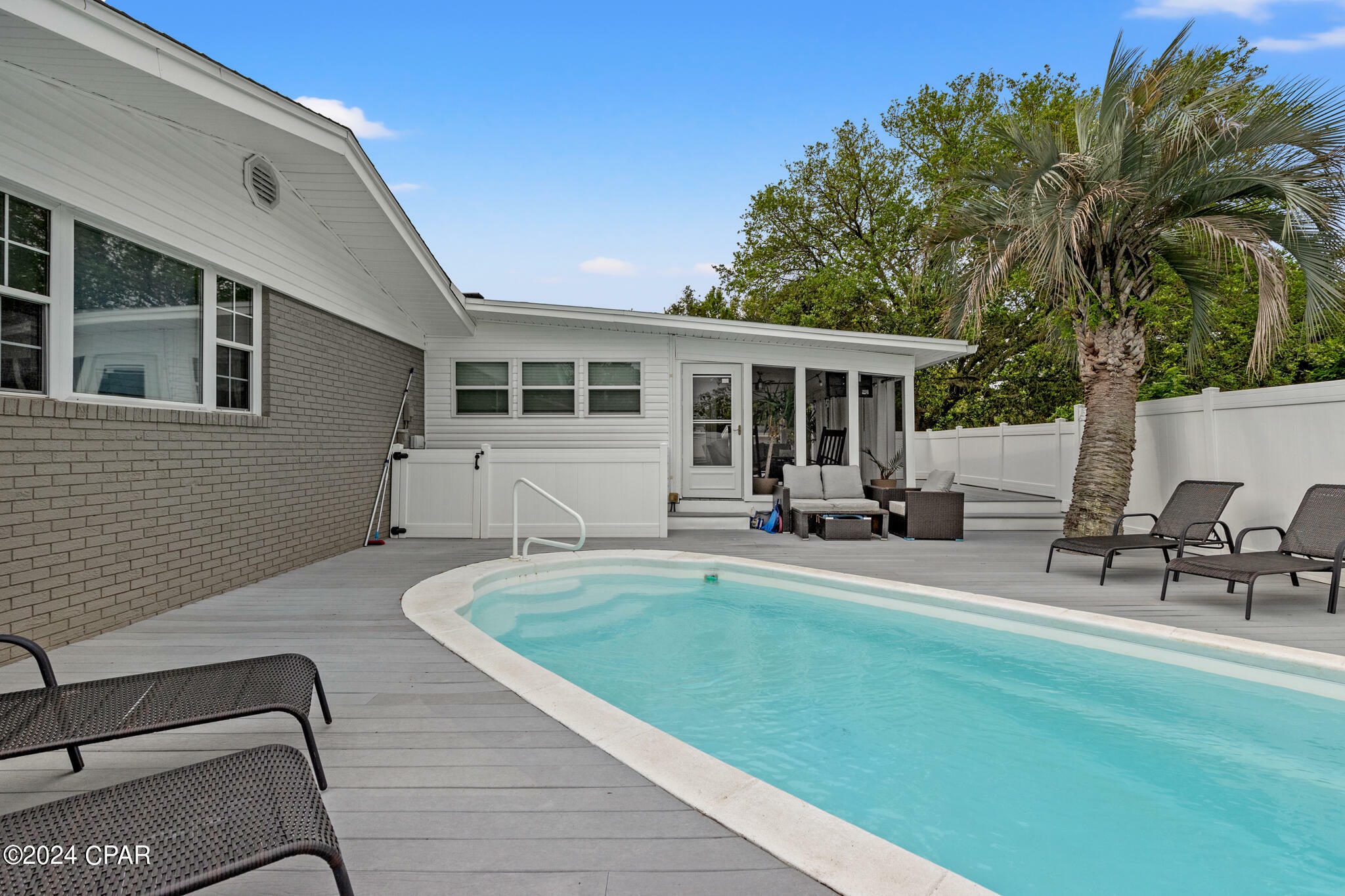 Property Photo: 16401 Castile Avenue FL 32413