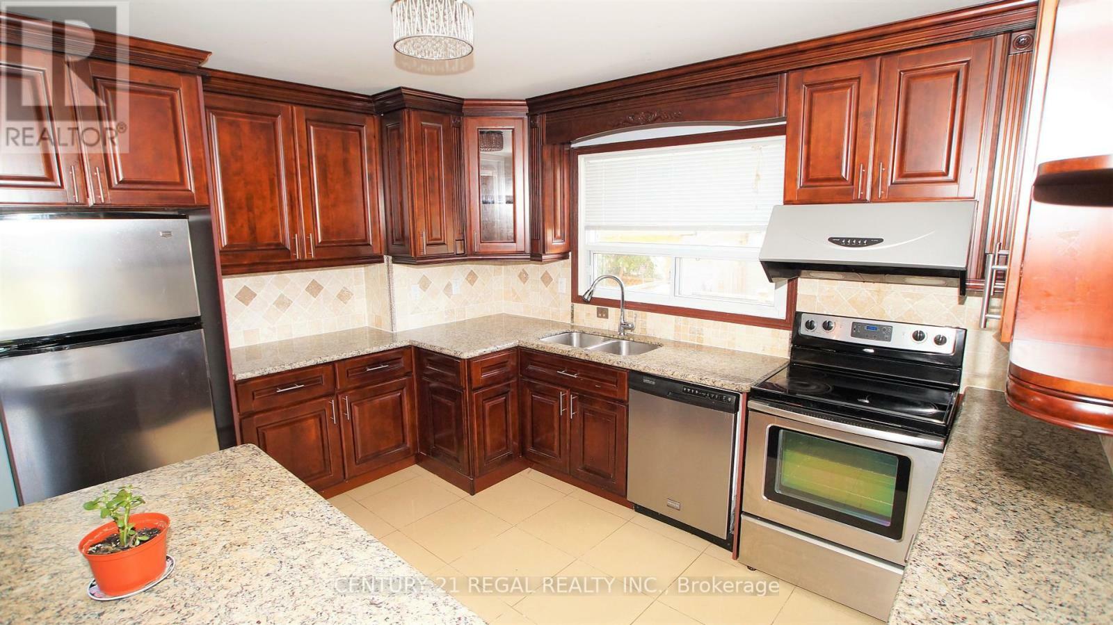 Property Photo: 32 Niantic Crescent Main ON M3A 2H7