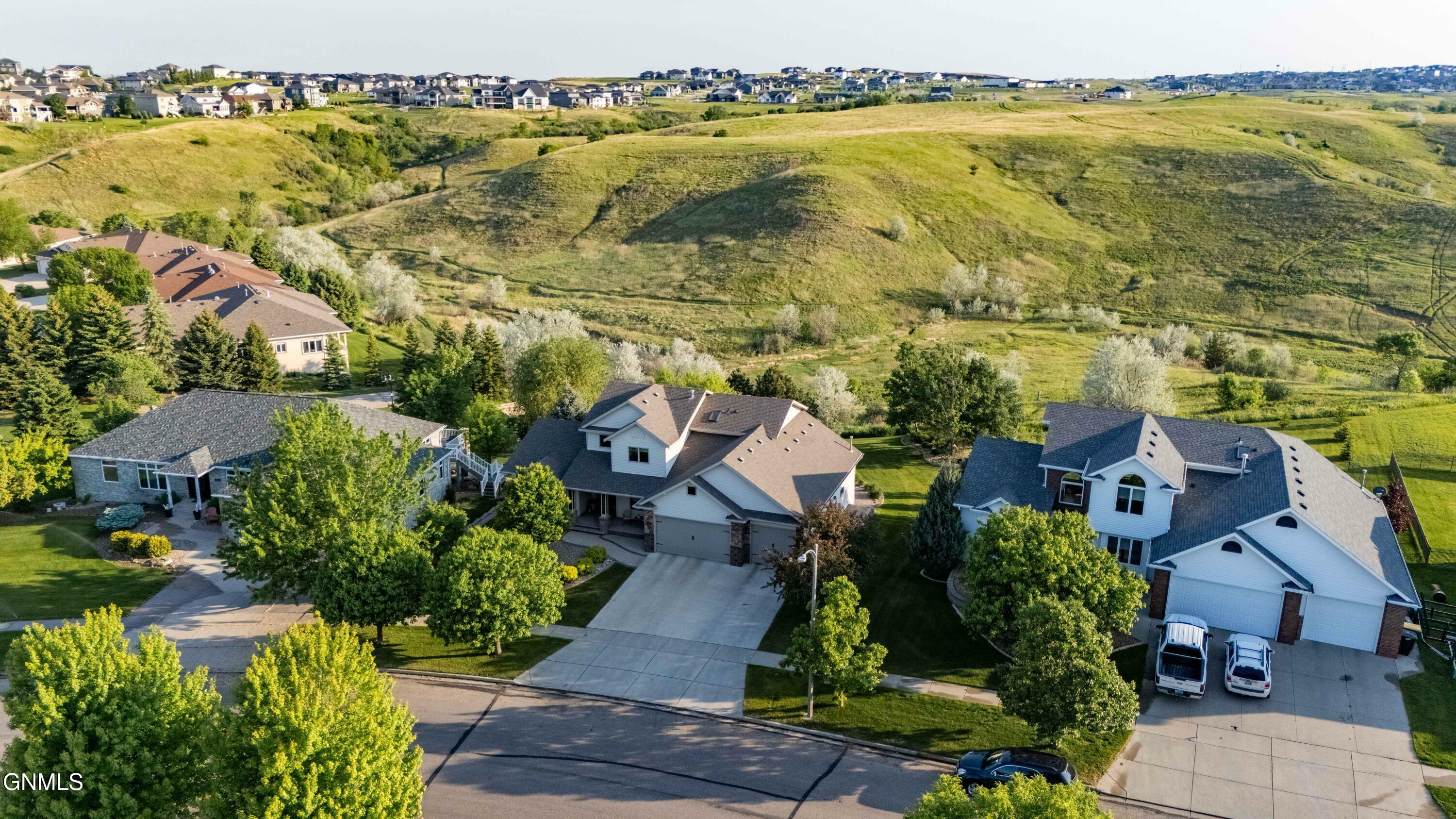 Property Photo:  1854 Valley Drive  ND 58503 