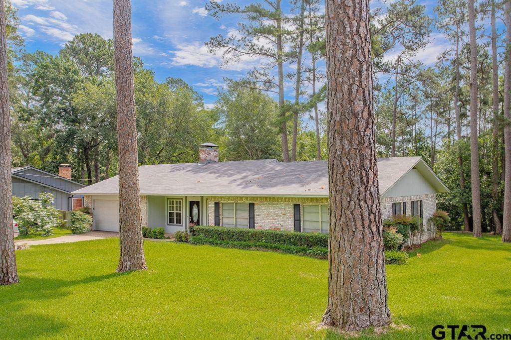 Property Photo: 1511 E Tanglewood Drive TX 75771