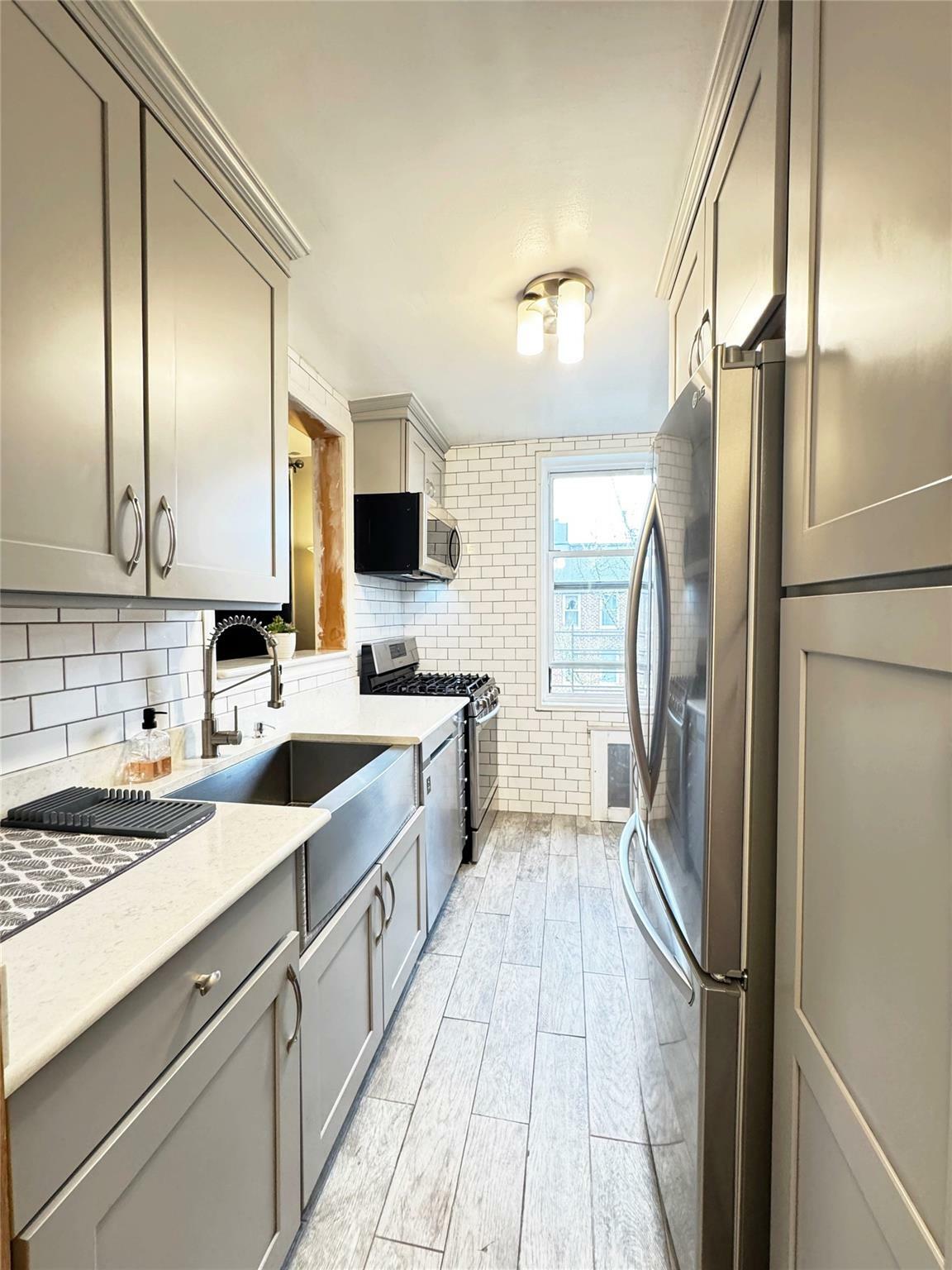 Property Photo: 1475 Thieriot Avenue 6E NY 10460