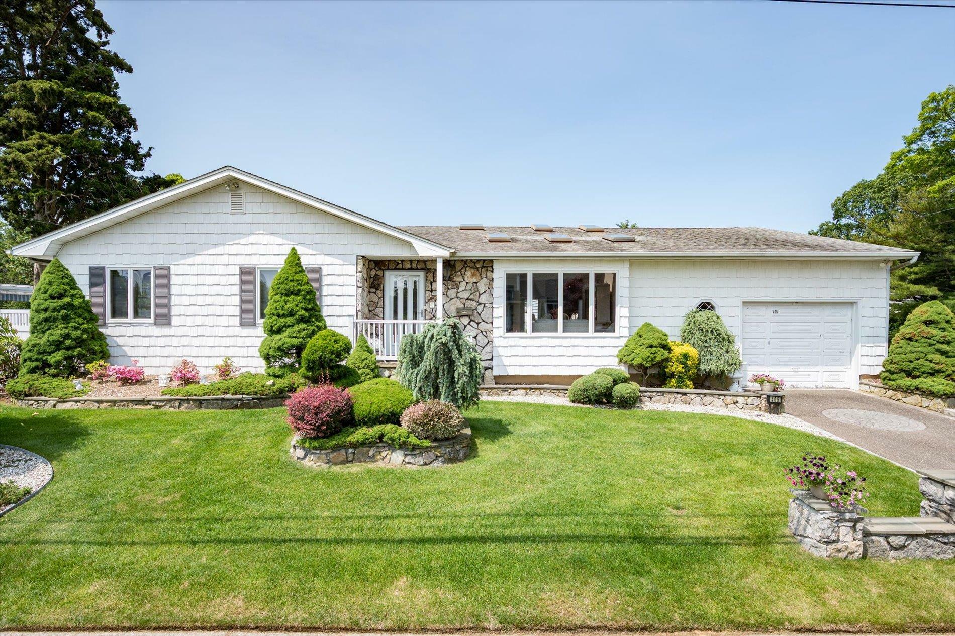 405 S 14th Street  Lindenhurst NY 11757 photo