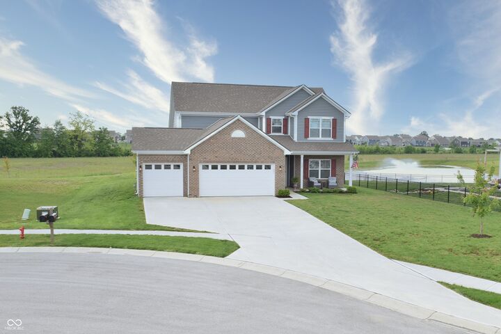 Property Photo: 925 Bent Branch Circle IN 46143