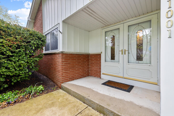 Property Photo:  1001 W Fairfield Ct  WI 53217