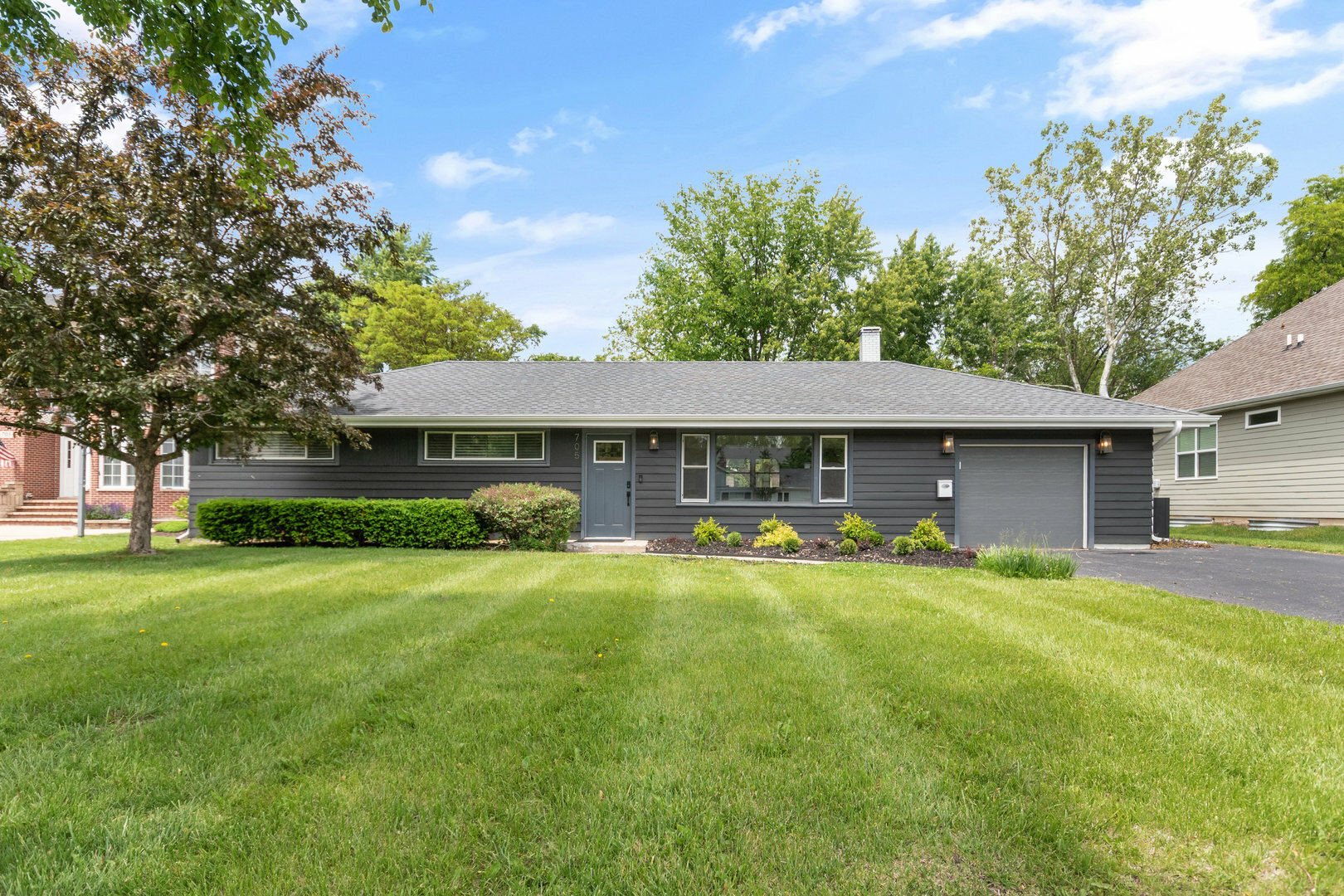 Property Photo: 705 Parkway Drive IL 60187