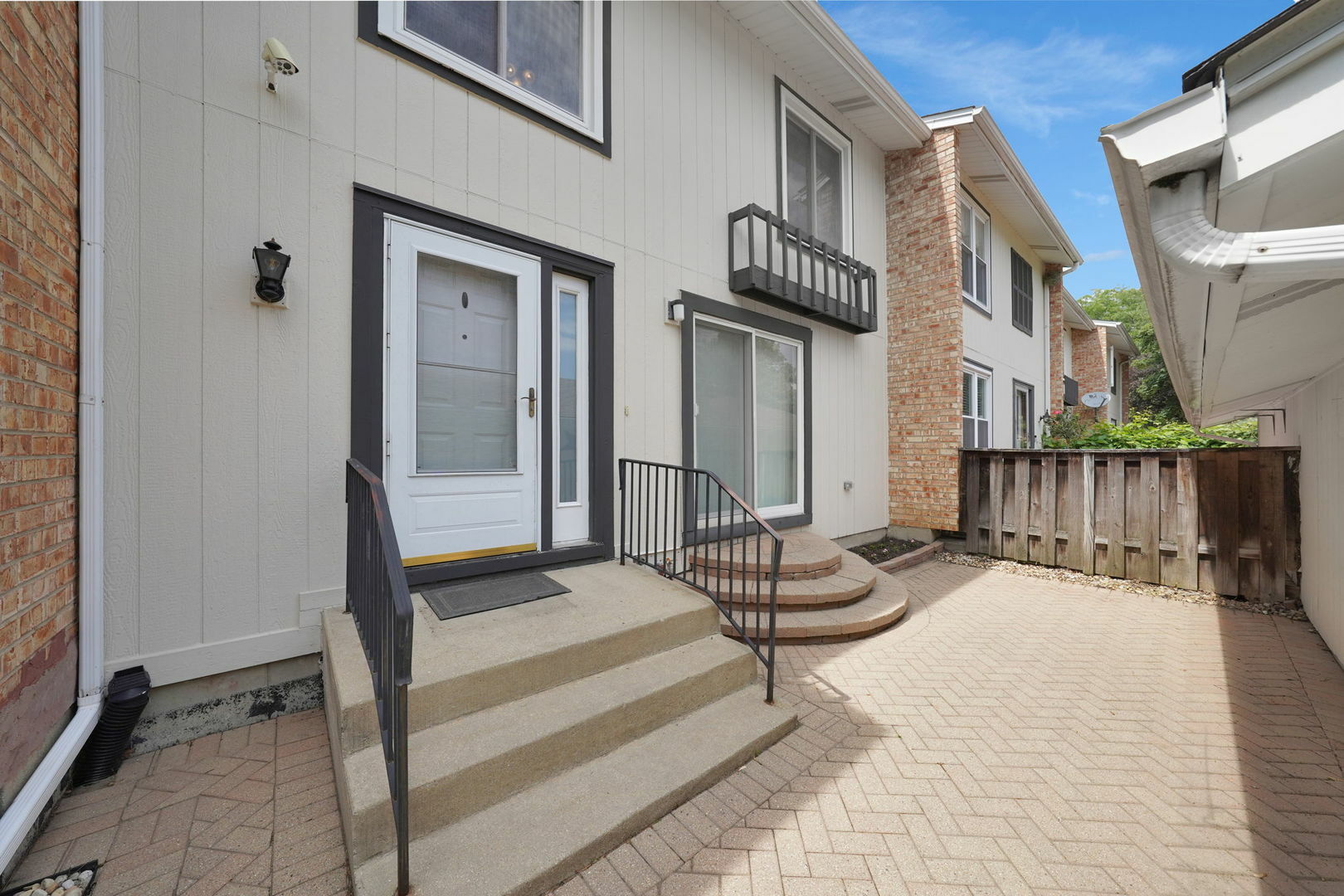 Property Photo: 208 Spring Court IL 60108