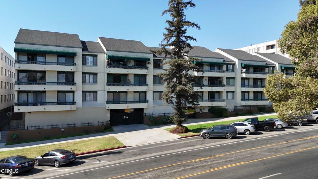 Property Photo: 435 La Fayette Park Place 102 CA 90057