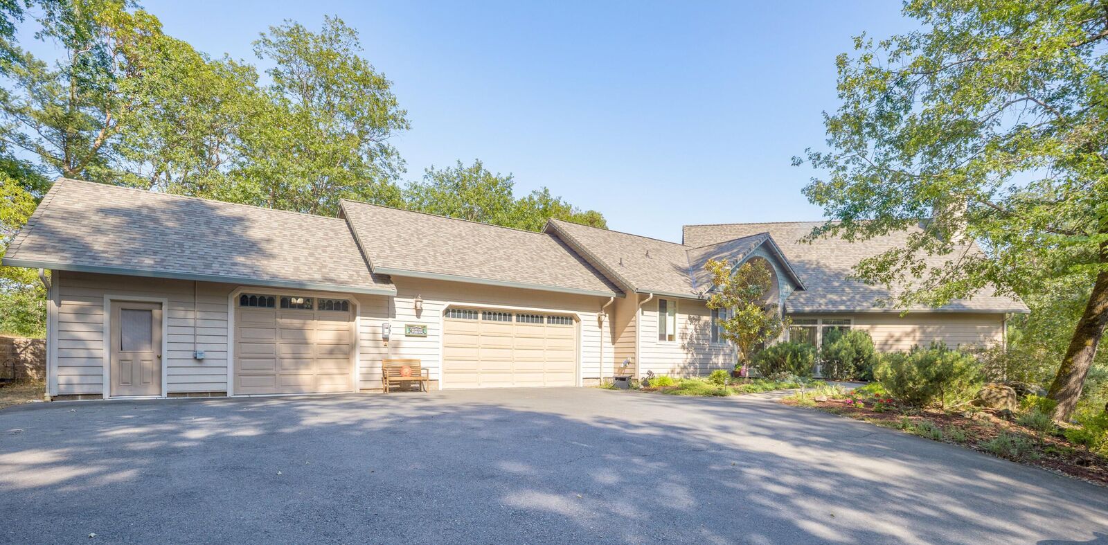 Property Photo: 5668 Upper River Road OR 97526