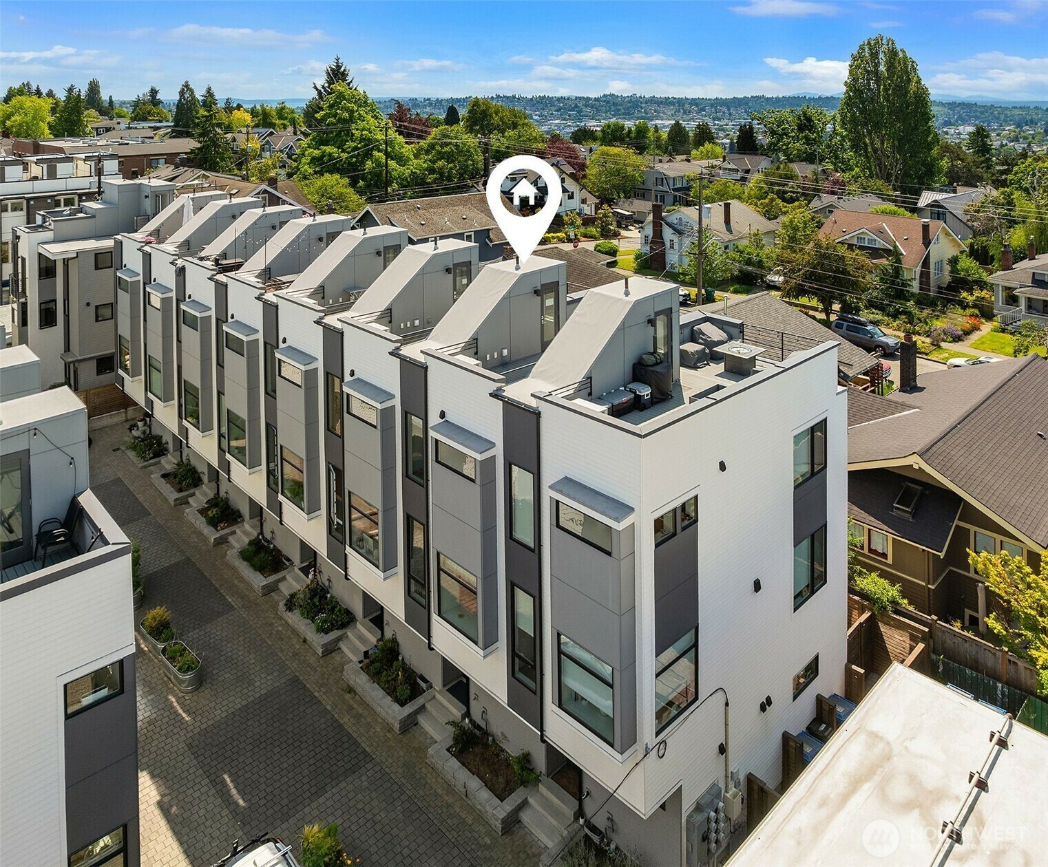 Property Photo: 6517 Phinney Avenue N G WA 98103