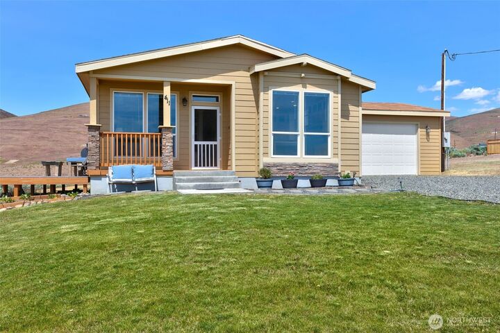 Property Photo:  411  Terrett Way  WA 98901 