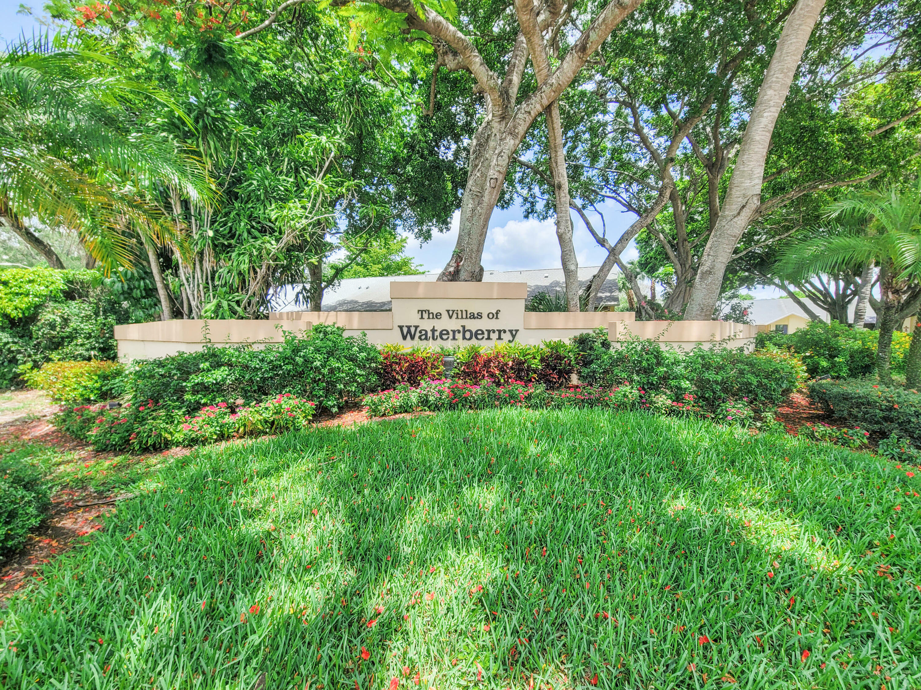 Property Photo: 10900 Waterberry Court FL 33498