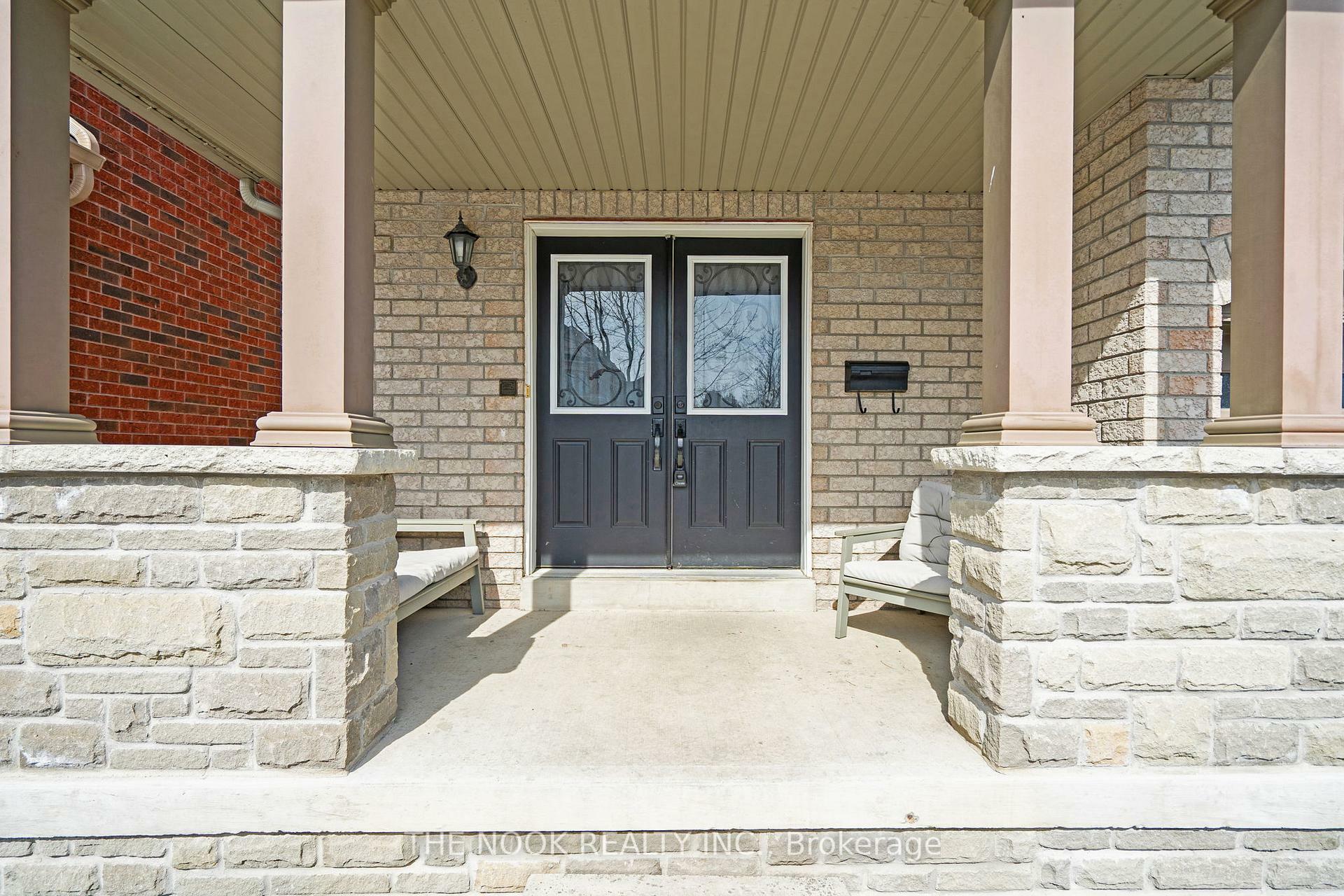 Property Photo:  586 Fairglen Avenue  ON L1J 0A3 