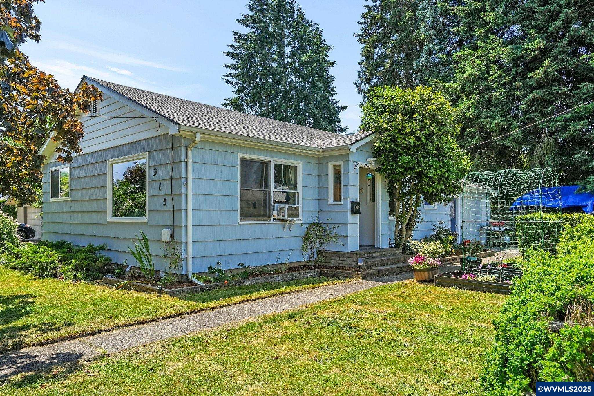 Property Photo: 915 N Douglas Av OR 97383