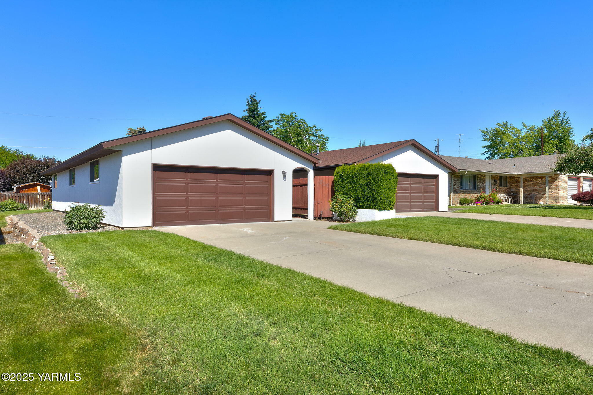 Property Photo: 614 &Amp 616 S 44th Ave WA 98908