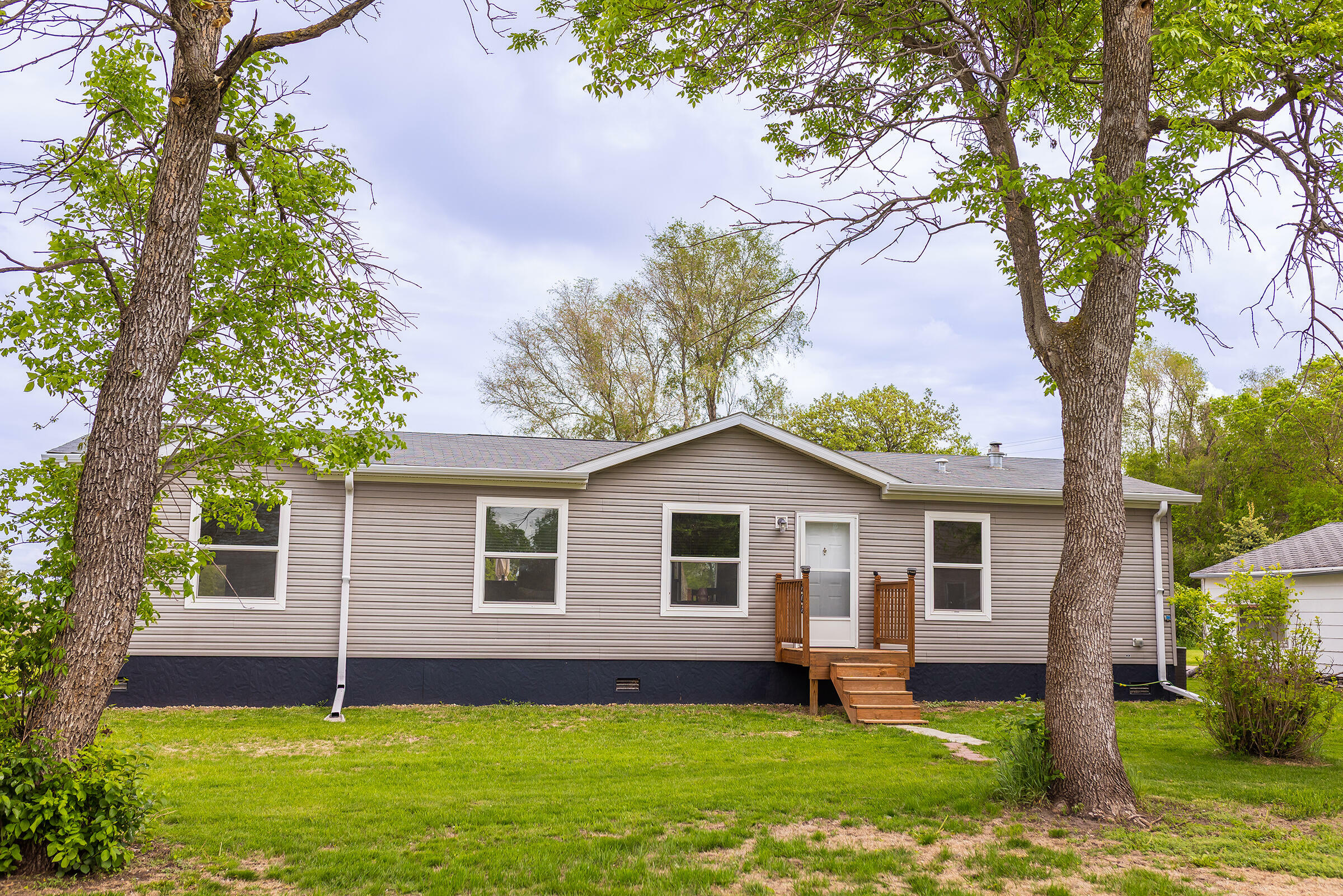 Property Photo: 506 Swift Ave SD 57435
