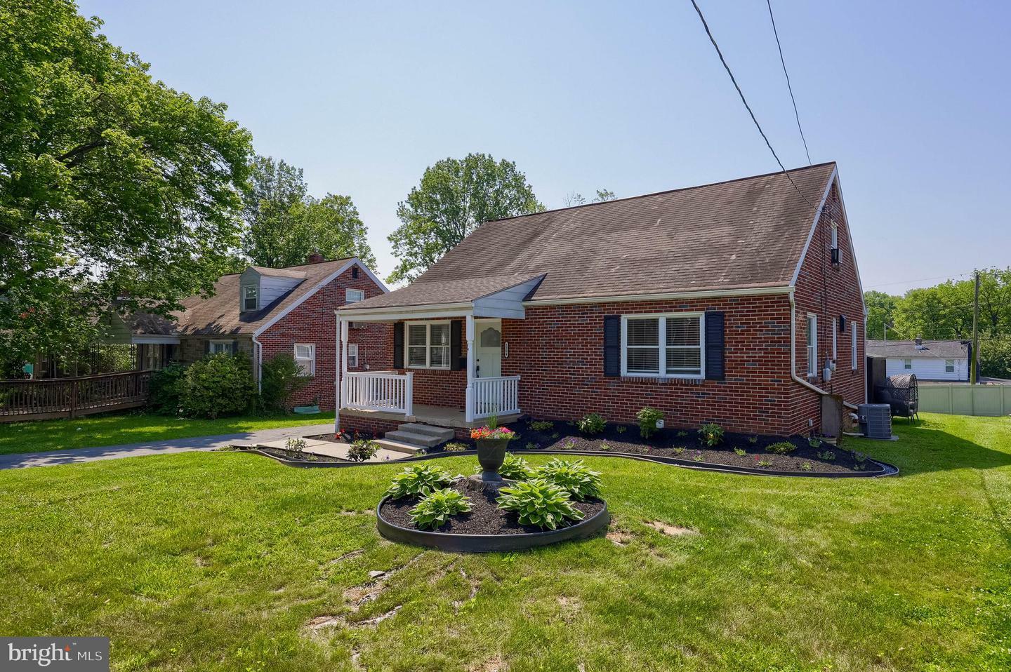 Property Photo: 1304 Maple Avenue PA 17603