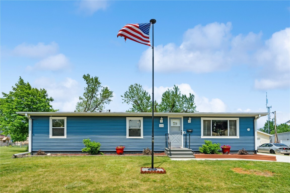 1026 Eisenhower Road  Hiawatha IA 52233 photo
